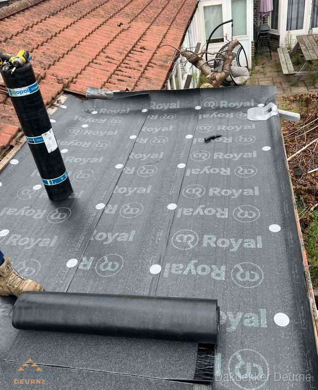 Plat dak met nieuwe bitumen dakbedekking en brandgereedschap in Deurne