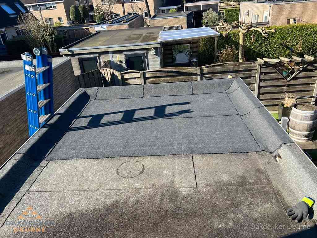 Dakdekker legt onderlaag op plat dak met houten constructie in Deurne