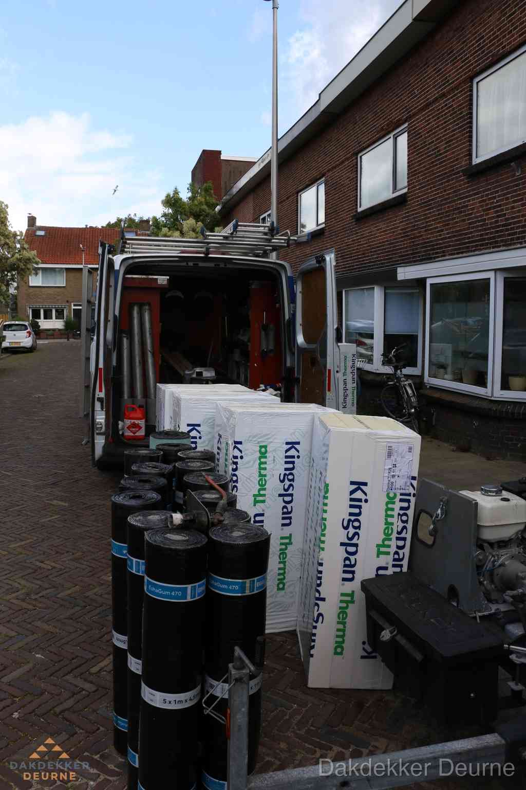 Plat dak met bitumen dakbedekking en brander in Deurne
