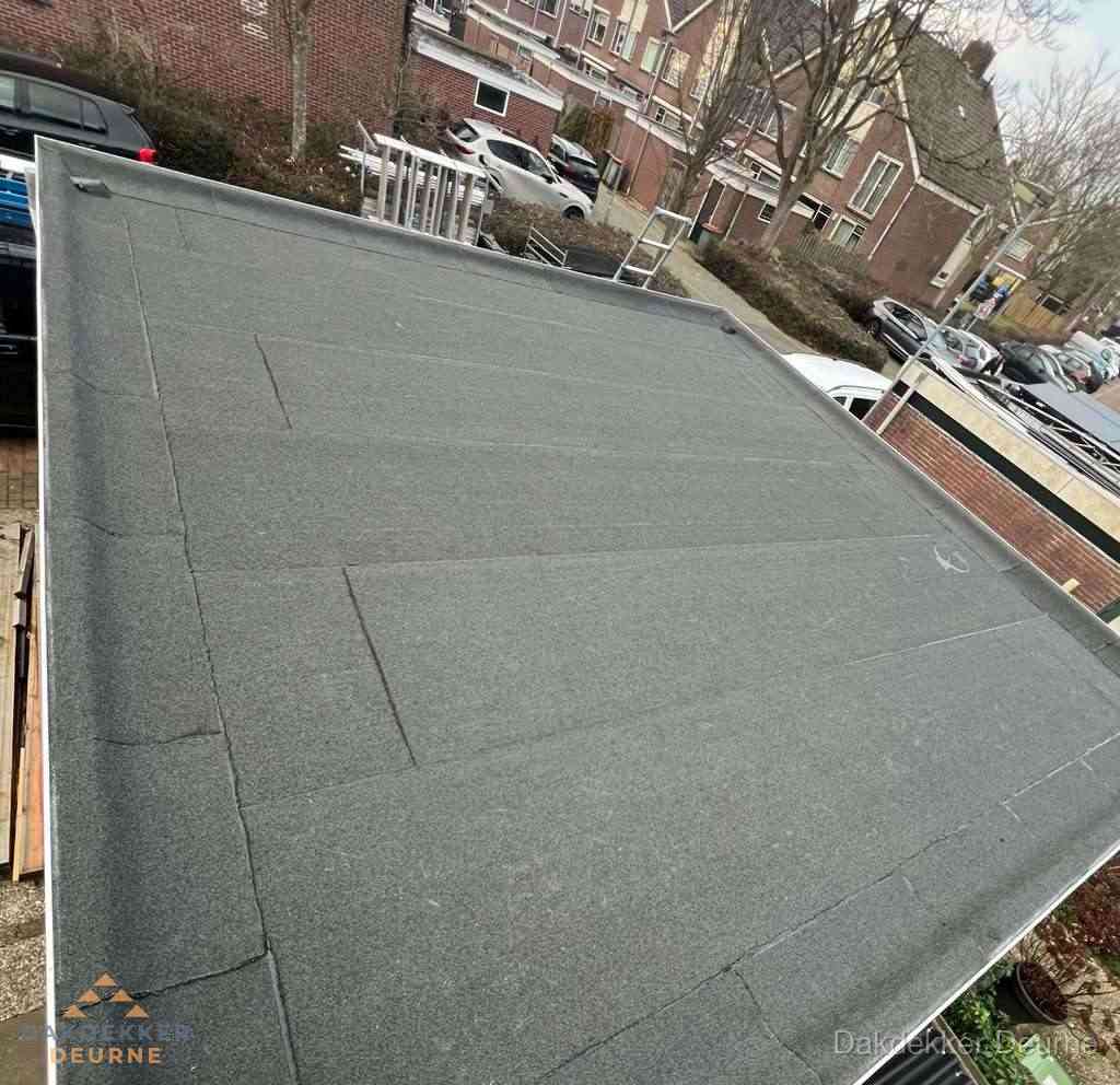 Nieuwe bitumen dakbedekking op plat dak van garage in Deurne