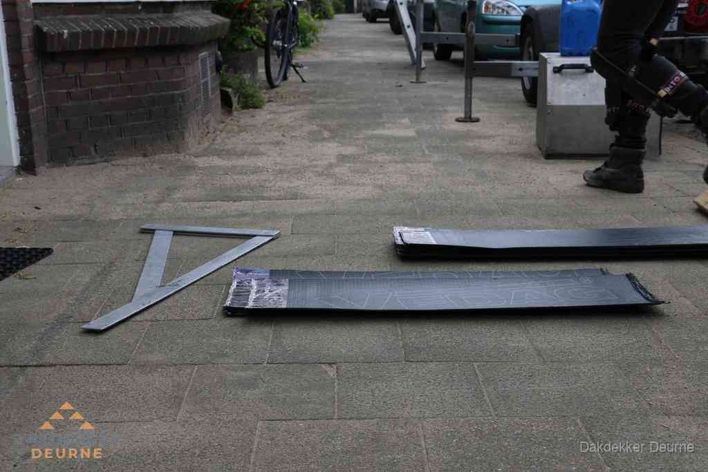 Dakbedekkingsmateriaal en zinkwerk klaargelegd voor reparatie in Deurne