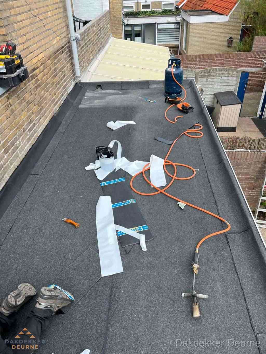 Dakdekker brengt EPDM dakbedekking aan op plat dak in Deurne