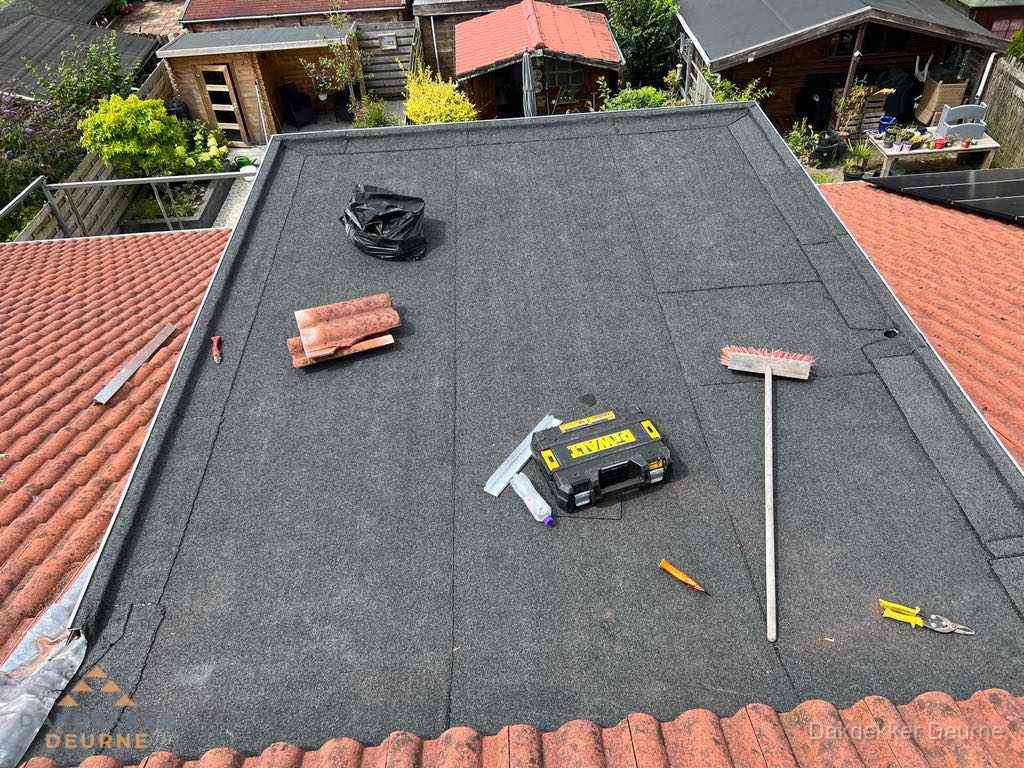 Nieuw plat dak met bitumen dakbedekking in Deurne