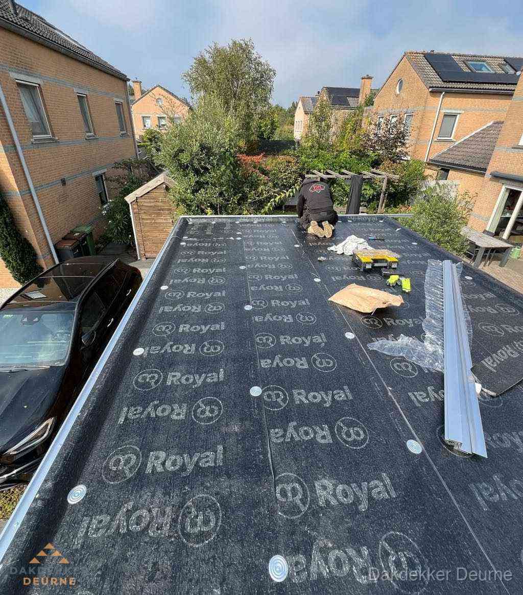 Dakdekker aan het werk op plat dak renovatie in Deurne