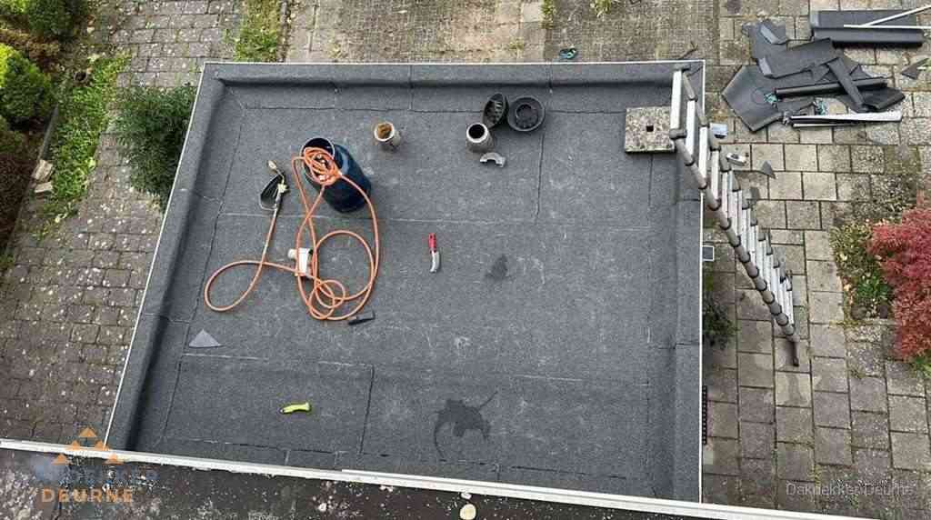 Plat dak met nieuwe bitumen bedekking in Deurne