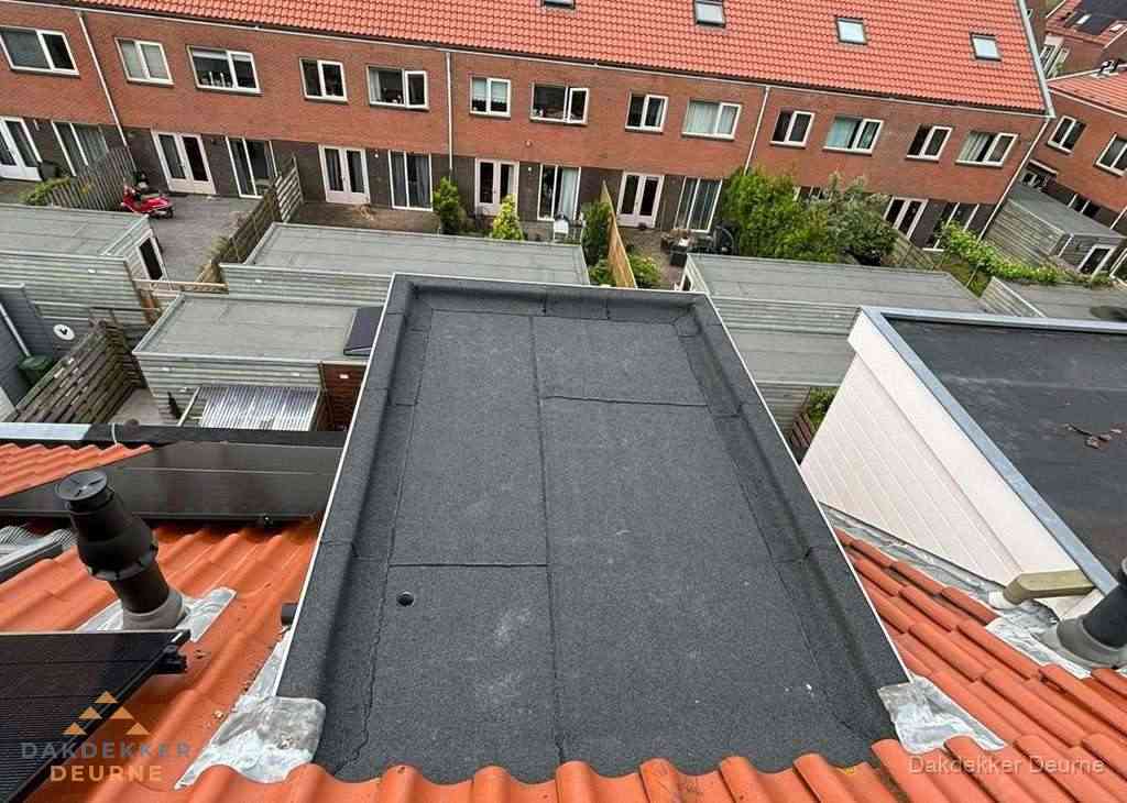 Plat dak met bitumen bedekking naast dakkapel in Deurne