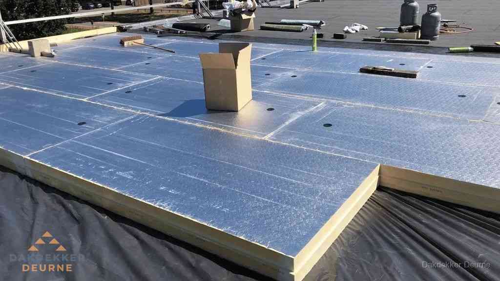 PIR isolatieplaten worden gelegd op plat dak voor dakisolatie in Deurne