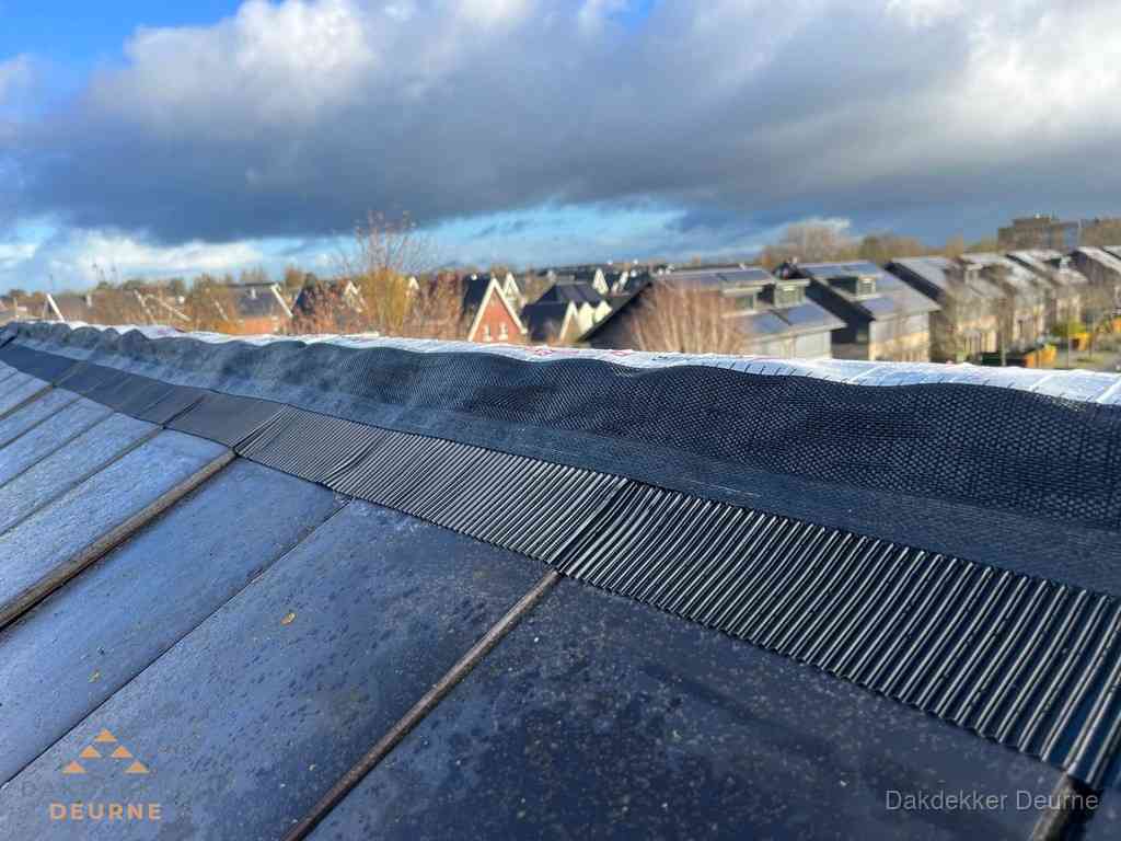 Dakisolatie bij de nok met ventilatieprofiel op schuin dak in Deurne