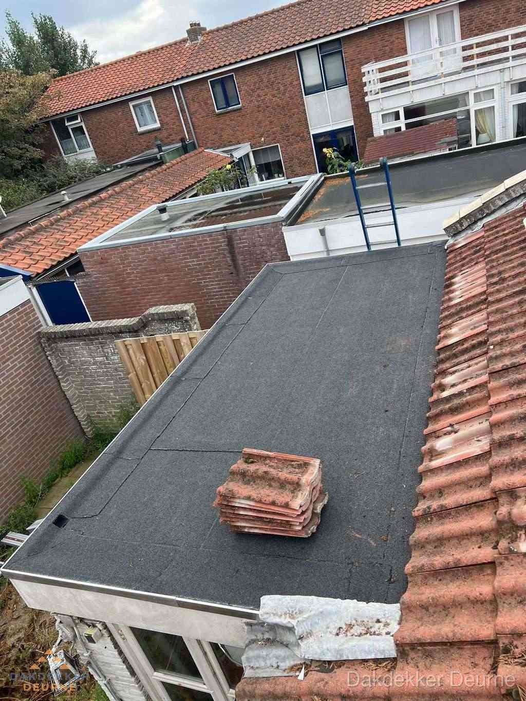 Aanbouw plat dak met reservepannen voor dakpannen vervangen in Deurne