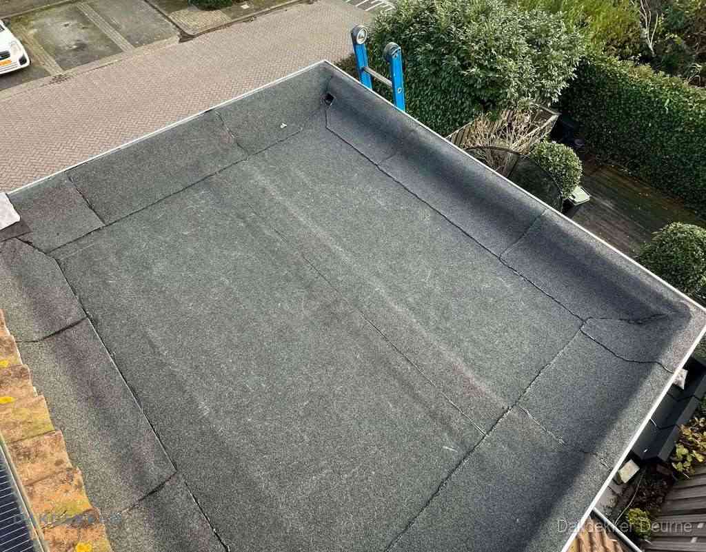 Gerenoveerd plat dak met nieuwe bitumen dakbedekking in Deurne