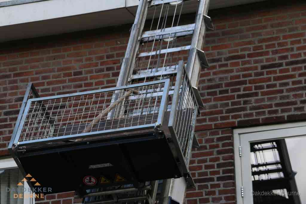 Ladderlift met dakpannen voor dakpan reparatie in Deurne