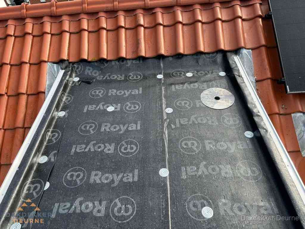 Nieuw dak met dakpannen en Royal onderlaag bij woning in Deurne