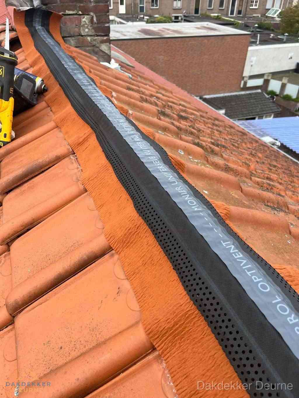 Plat dak aanbouw met bitumen naast schuin pannendak in Deurne