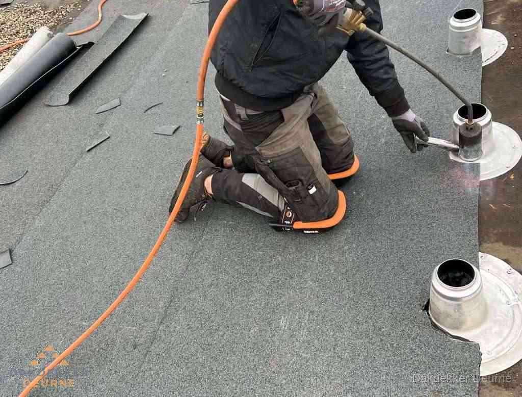 Gereedschap op nieuw plat dak na renovatie in Deurne