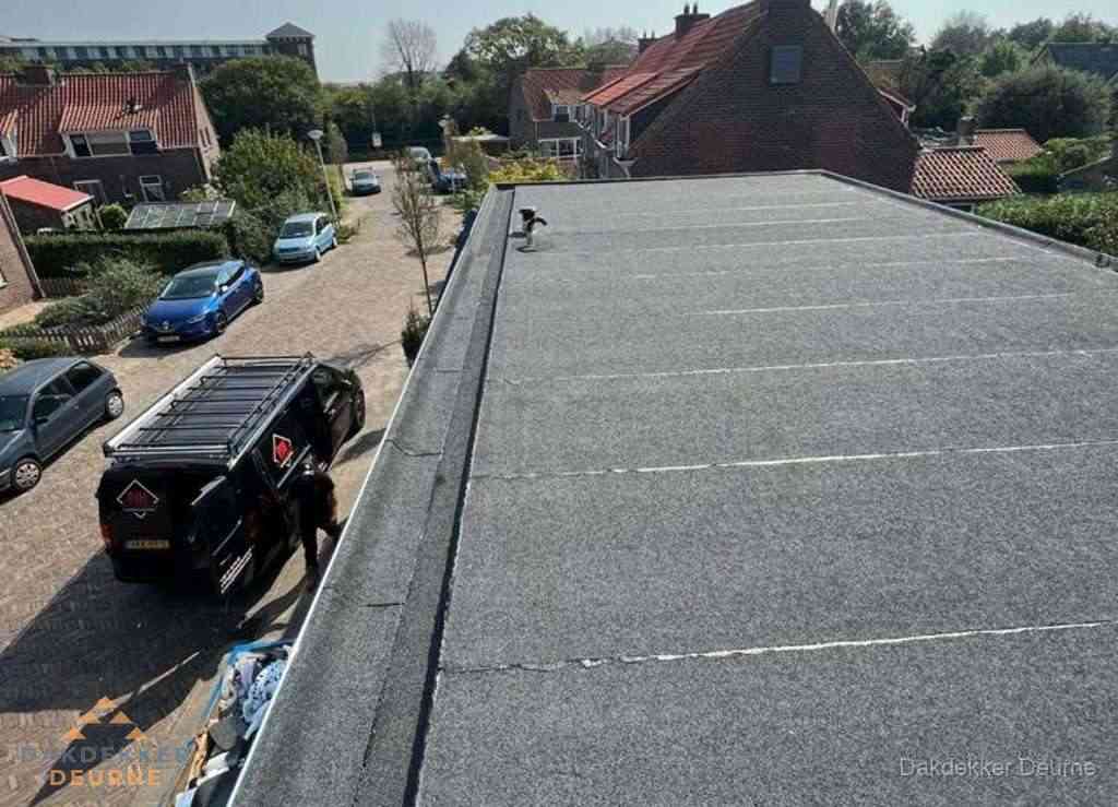 Nieuw bitumen plat dak met uitzicht over landschap in Deurne