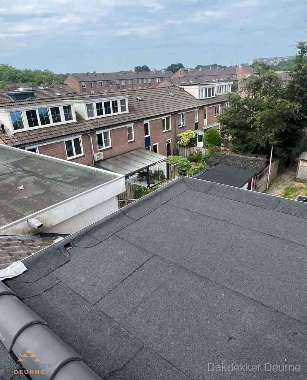 Vernieuwd plat dak met bitumen in woonwijk in Deurne