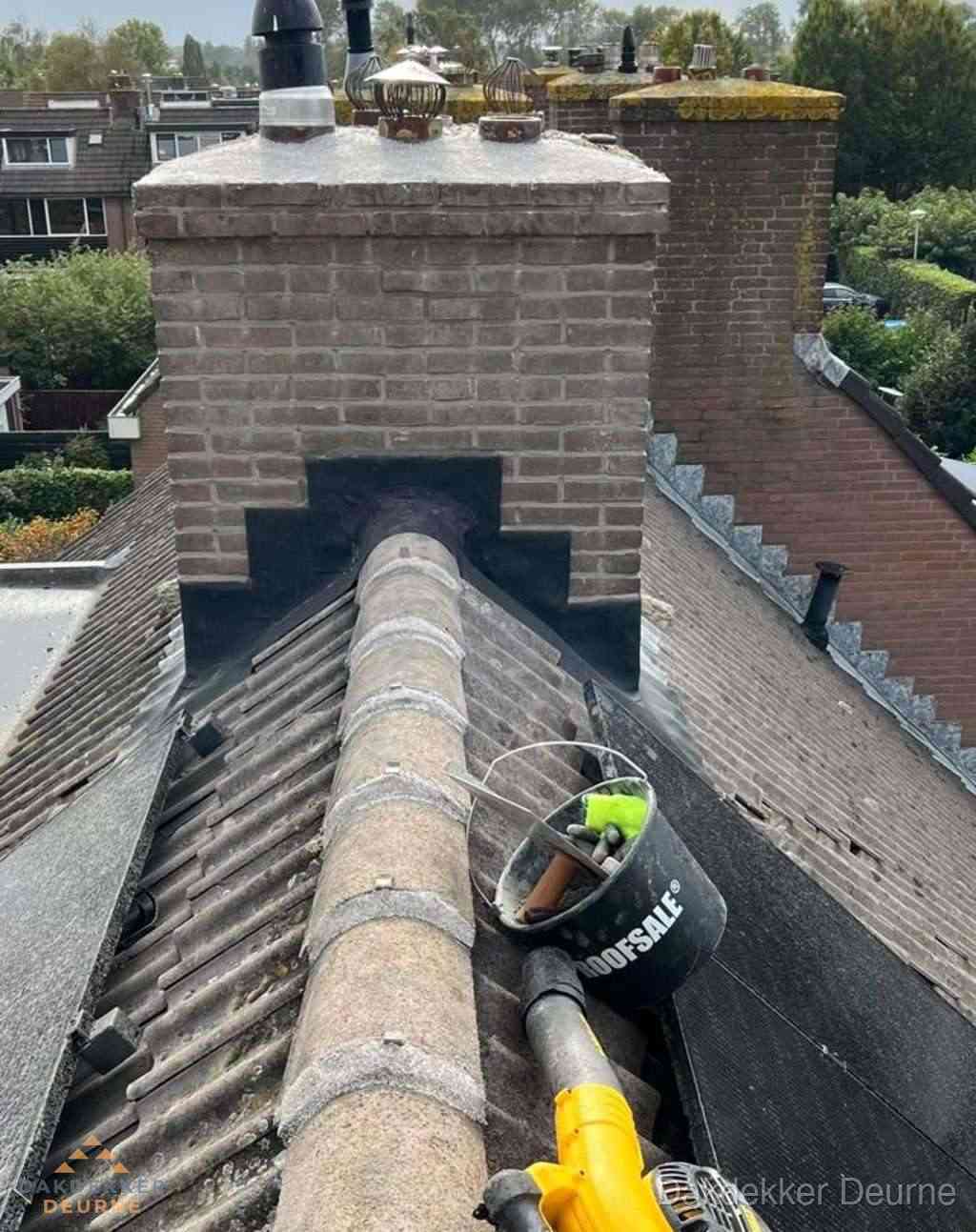 Dakdekker repareert bitumen dakleer bij dakdoorvoer in Deurne